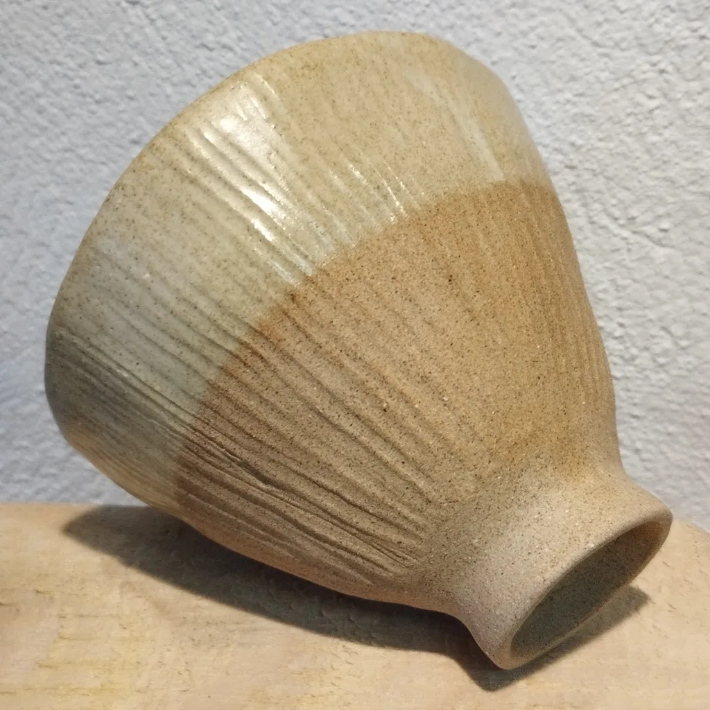Grès roux texturé et émail blanc satin